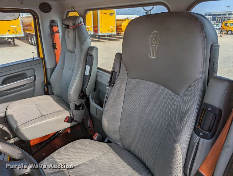 image for item MN9957 2019 Kenworth T680  semi truck