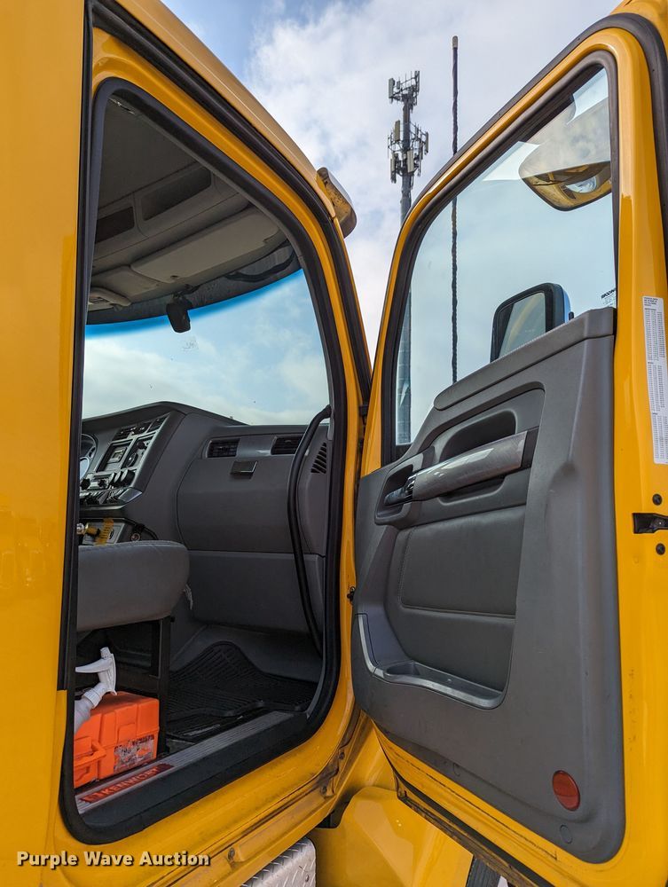 image for item MN9957 2019 Kenworth T680  semi truck