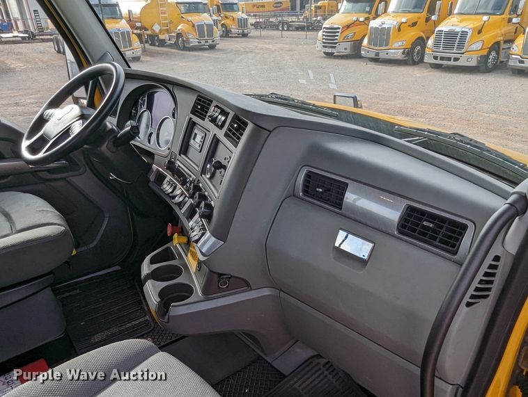 image for item MN9957 2019 Kenworth T680  semi truck