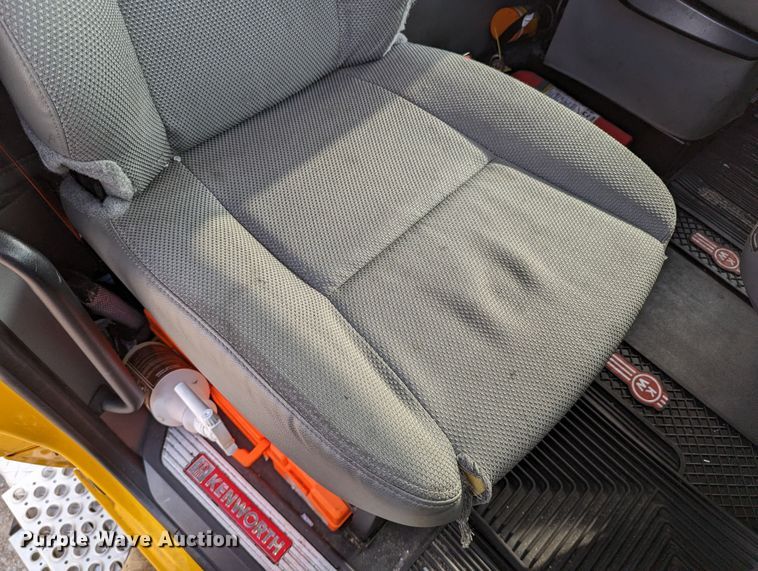 image for item MN9957 2019 Kenworth T680  semi truck