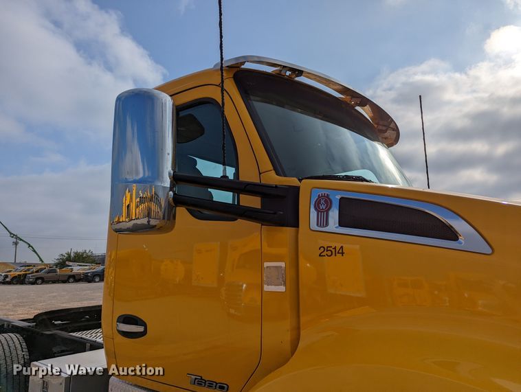 image for item MN9957 2019 Kenworth T680  semi truck