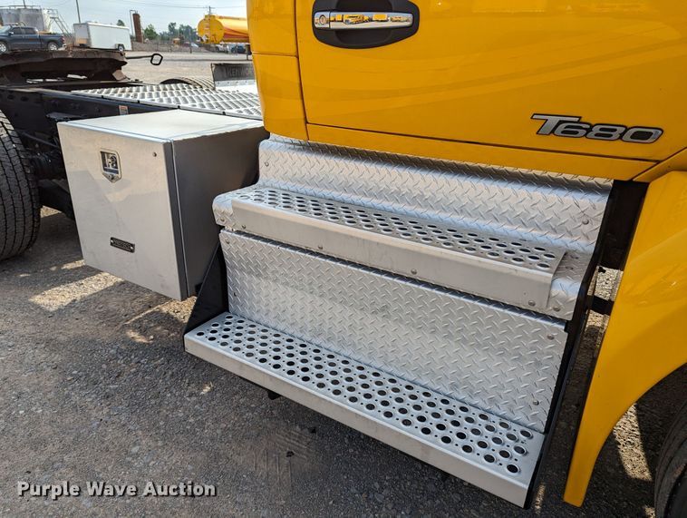 image for item MN9957 2019 Kenworth T680  semi truck
