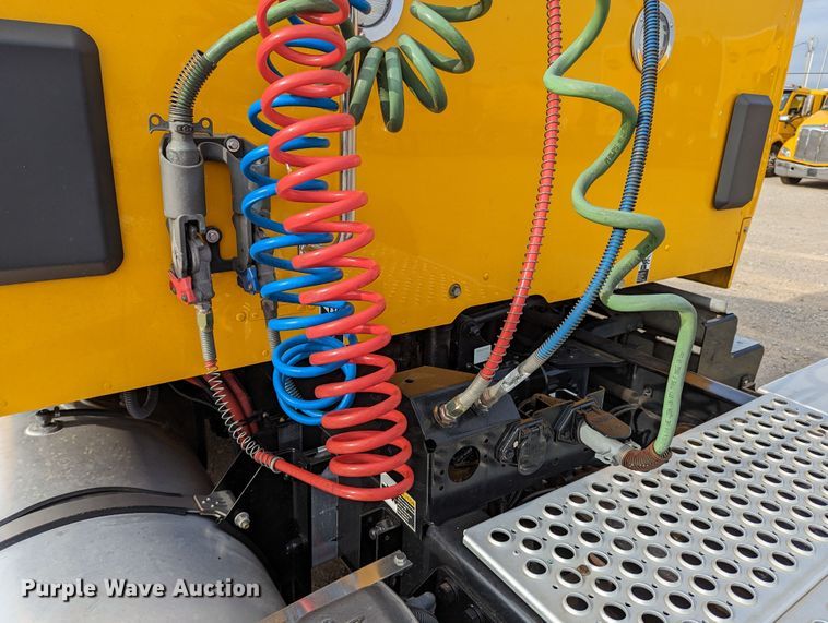 image for item MN9957 2019 Kenworth T680  semi truck