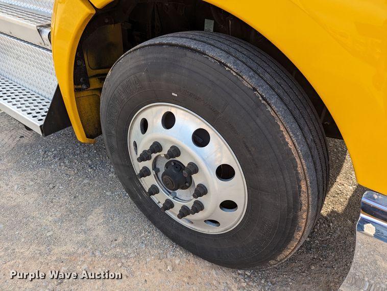 image for item MN9957 2019 Kenworth T680  semi truck