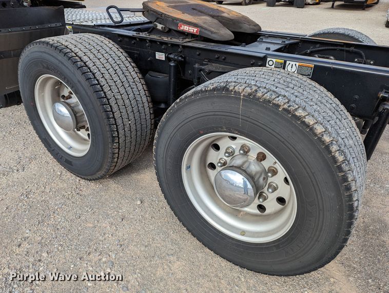 image for item MN9957 2019 Kenworth T680  semi truck