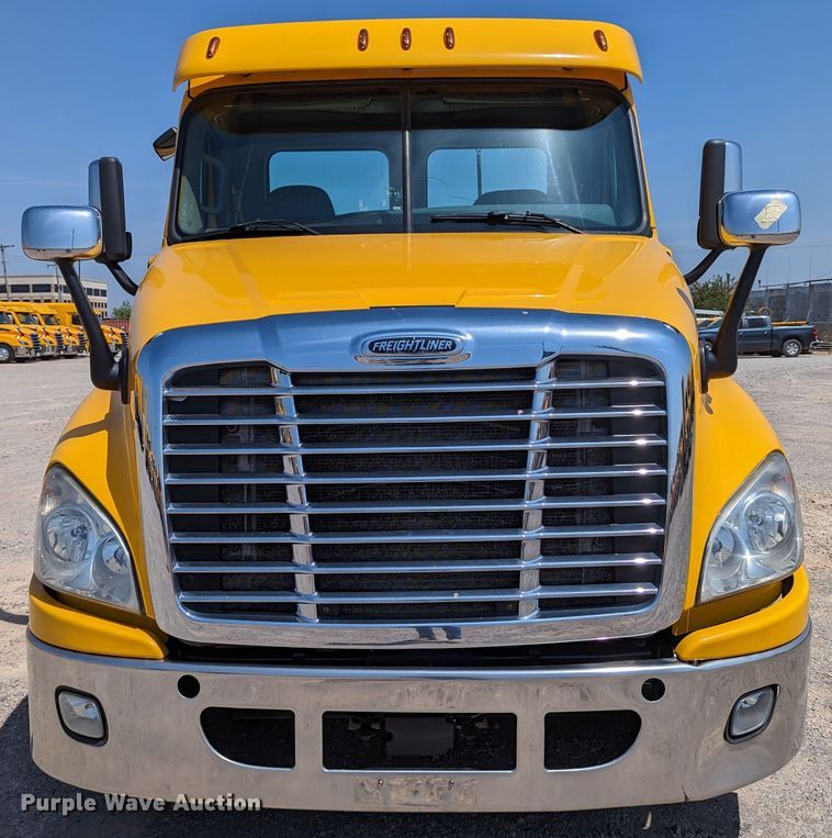image for item MN9958 2018 Freightliner Cascadia 125  semi truck