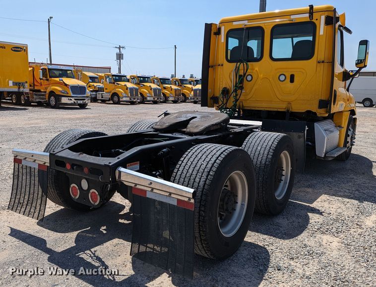 image for item MN9958 2018 Freightliner Cascadia 125  semi truck