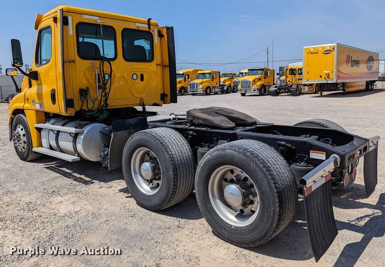 image for item MN9958 2018 Freightliner Cascadia 125  semi truck
