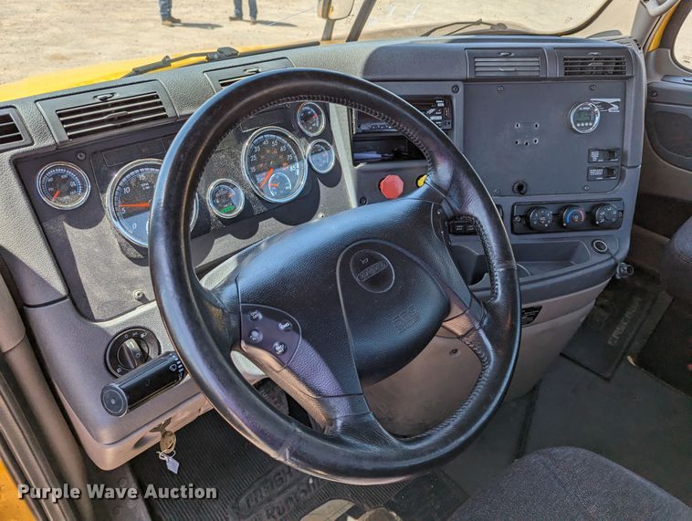 image for item MN9958 2018 Freightliner Cascadia 125  semi truck