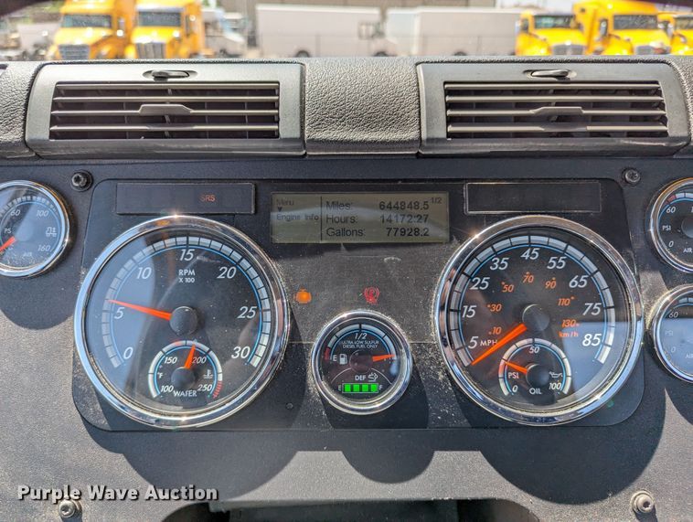 image for item MN9958 2018 Freightliner Cascadia 125  semi truck