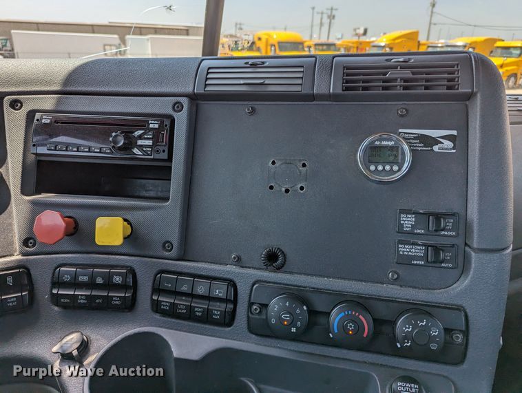 image for item MN9958 2018 Freightliner Cascadia 125  semi truck