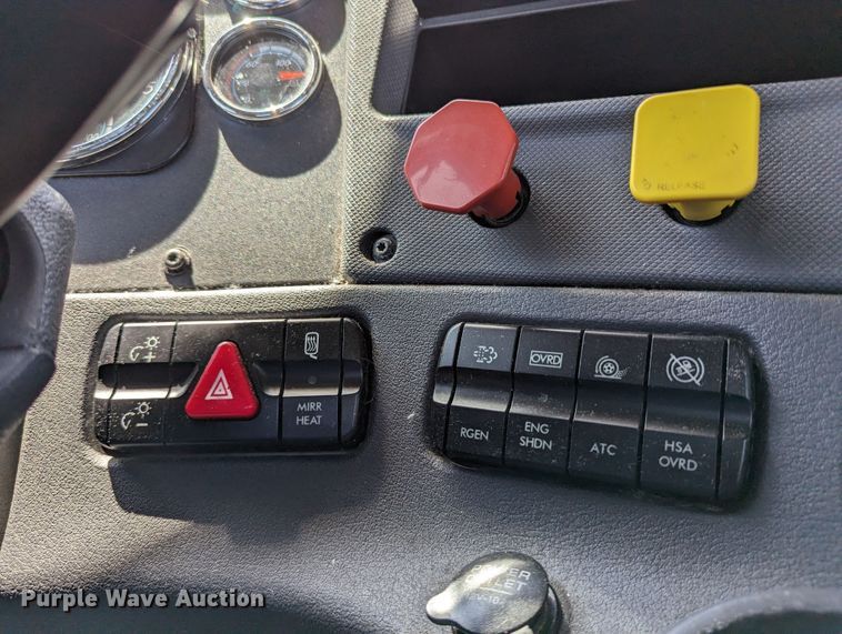 image for item MN9958 2018 Freightliner Cascadia 125  semi truck