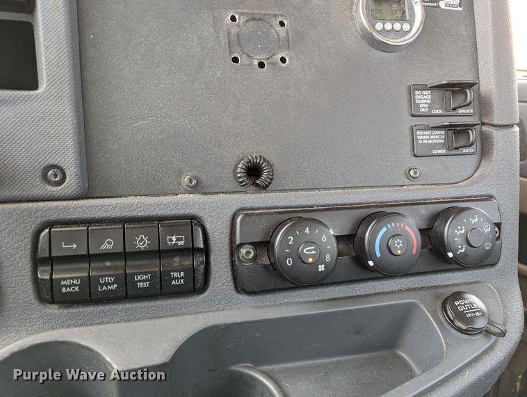 image for item MN9958 2018 Freightliner Cascadia 125  semi truck