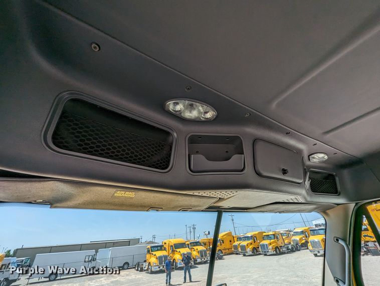 image for item MN9958 2018 Freightliner Cascadia 125  semi truck