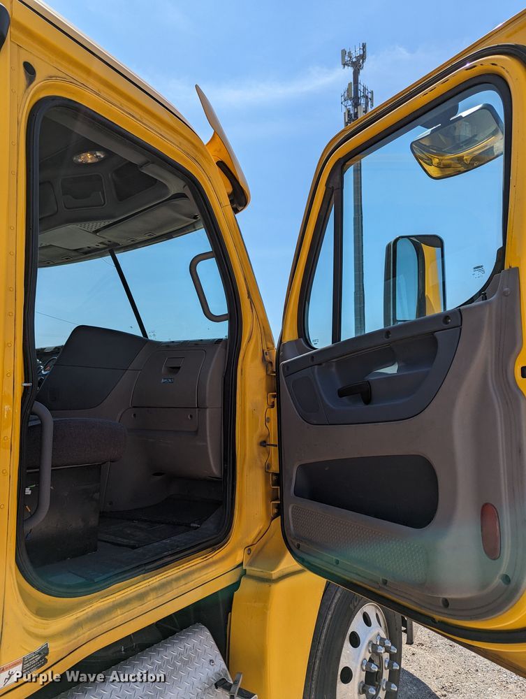 image for item MN9958 2018 Freightliner Cascadia 125  semi truck