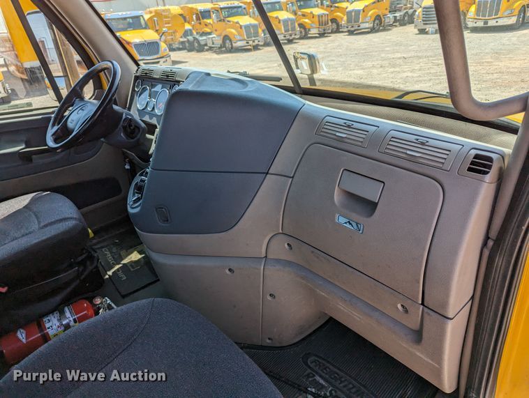 image for item MN9958 2018 Freightliner Cascadia 125  semi truck