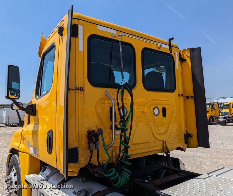 image for item MN9958 2018 Freightliner Cascadia 125  semi truck