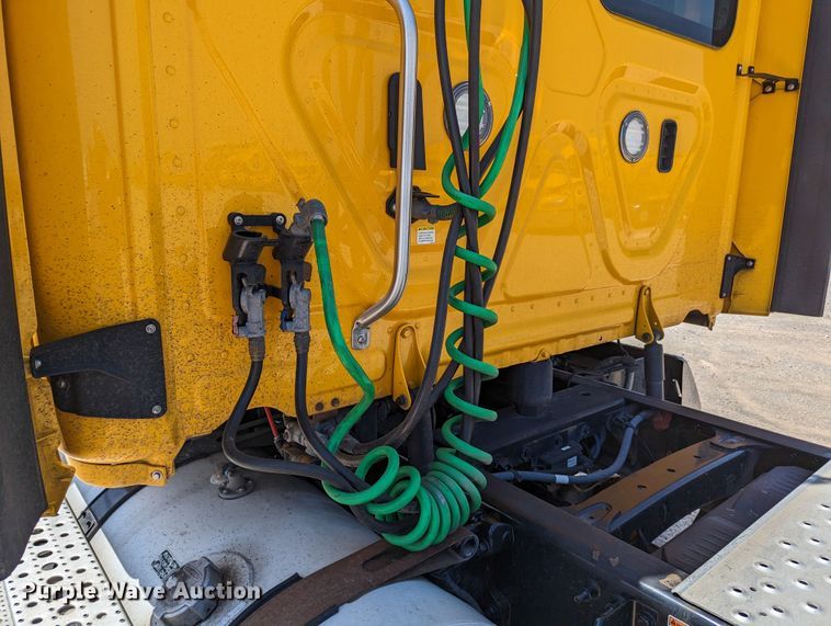 image for item MN9958 2018 Freightliner Cascadia 125  semi truck