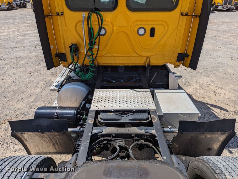 image for item MN9958 2018 Freightliner Cascadia 125  semi truck