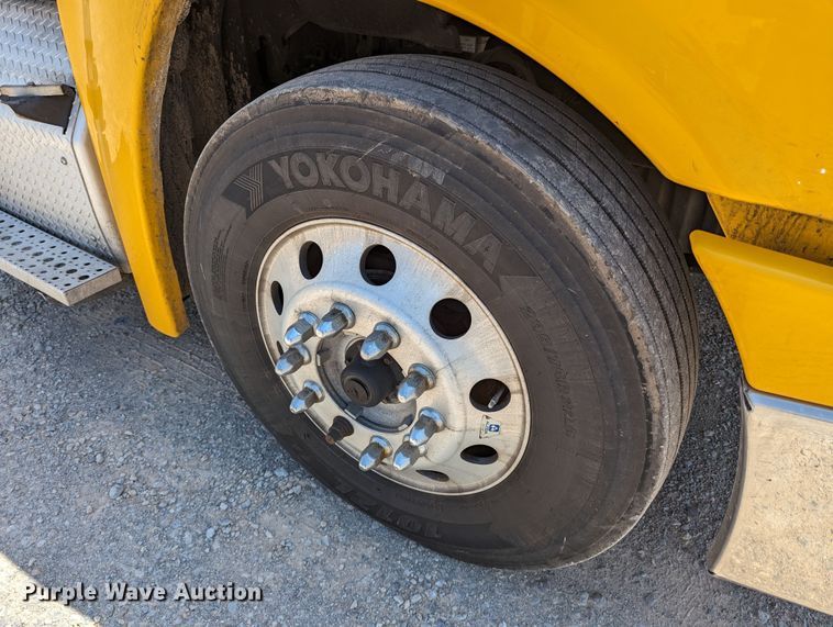 image for item MN9958 2018 Freightliner Cascadia 125  semi truck