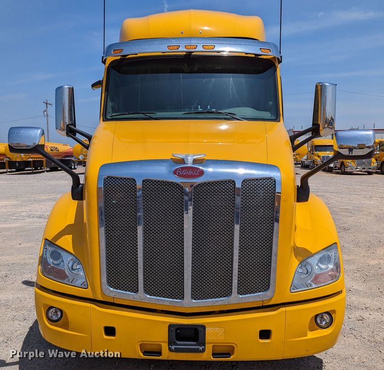 image for item MN9959 2018 Peterbilt 579  semi truck