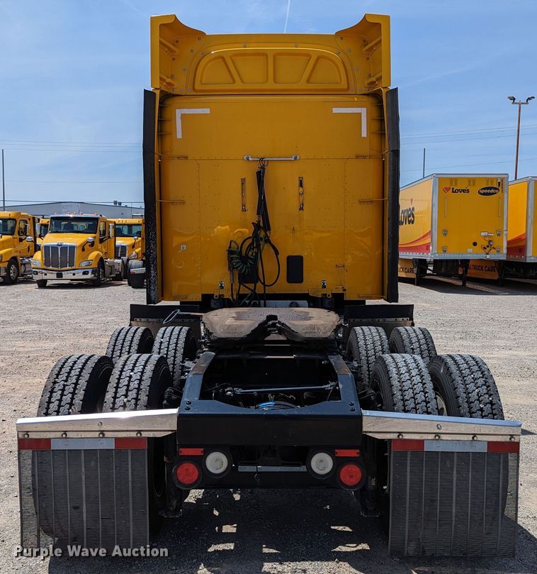 image for item MN9959 2018 Peterbilt 579  semi truck