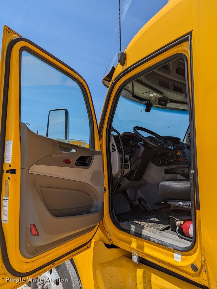 image for item MN9959 2018 Peterbilt 579  semi truck