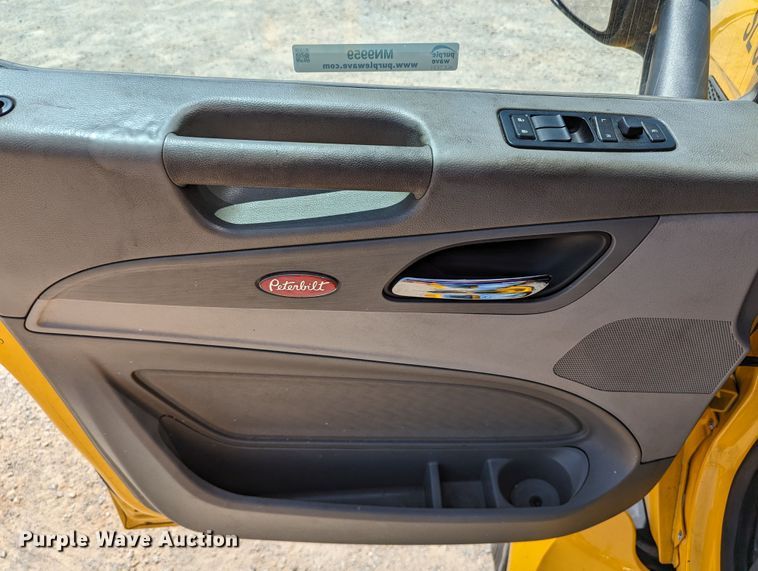 image for item MN9959 2018 Peterbilt 579  semi truck