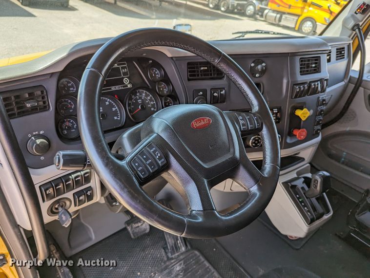 image for item MN9959 2018 Peterbilt 579  semi truck
