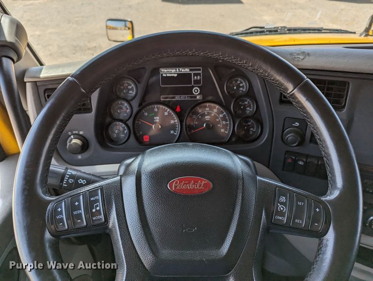 image for item MN9959 2018 Peterbilt 579  semi truck