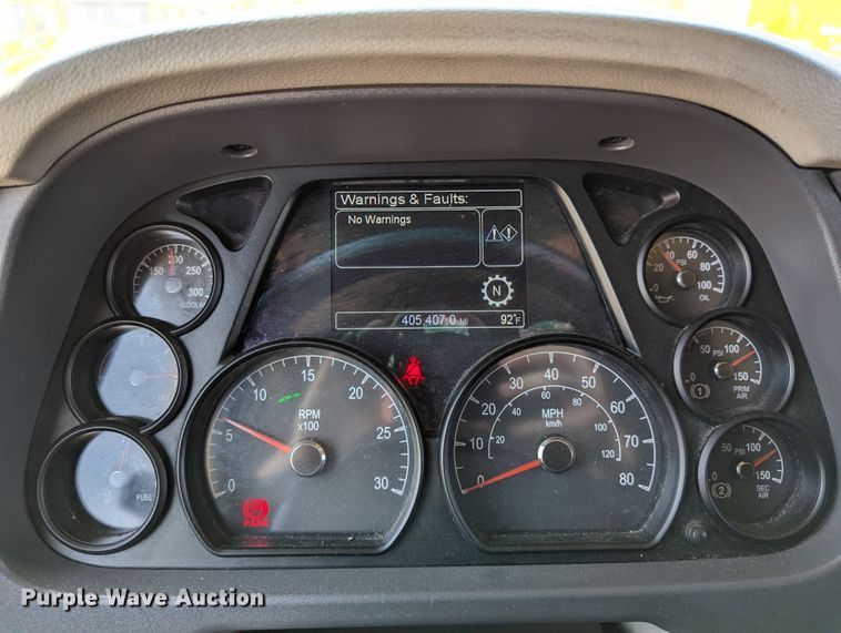 image for item MN9959 2018 Peterbilt 579  semi truck