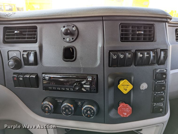 image for item MN9959 2018 Peterbilt 579  semi truck