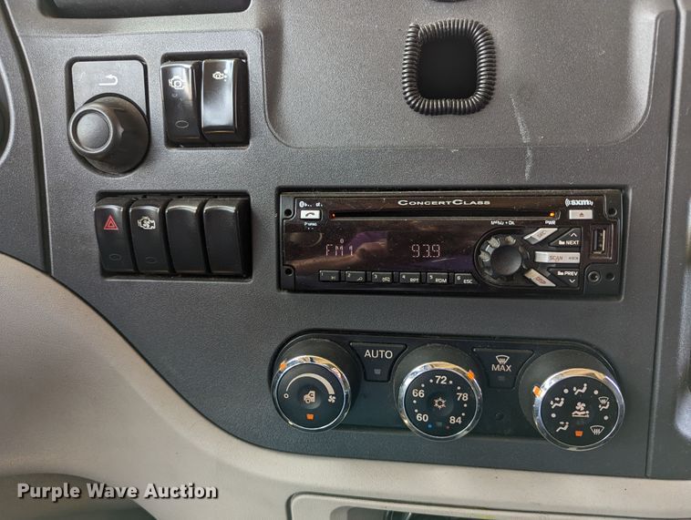 image for item MN9959 2018 Peterbilt 579  semi truck