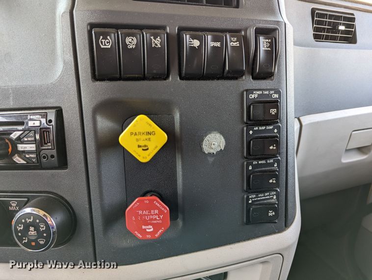 image for item MN9959 2018 Peterbilt 579  semi truck