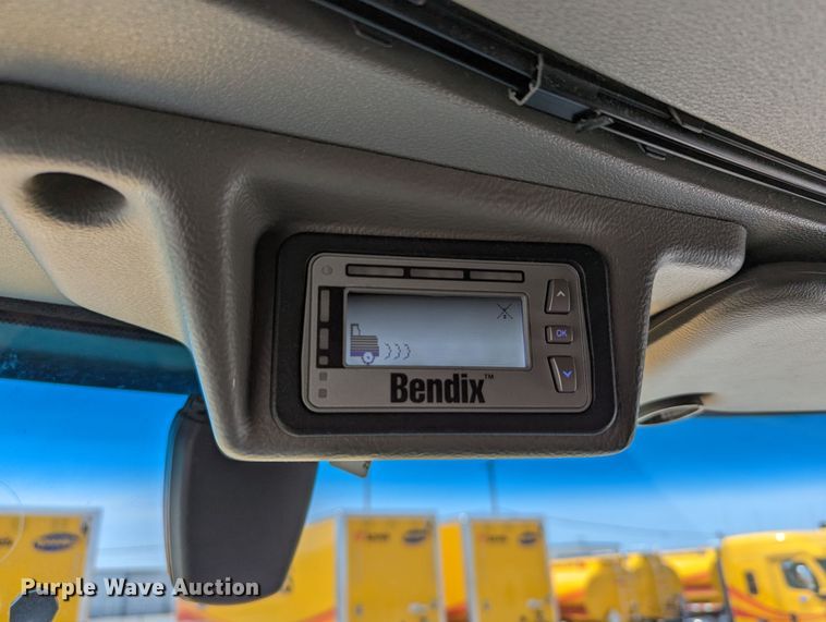 image for item MN9959 2018 Peterbilt 579  semi truck