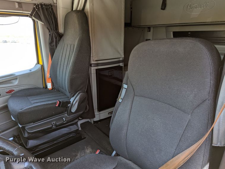 image for item MN9959 2018 Peterbilt 579  semi truck