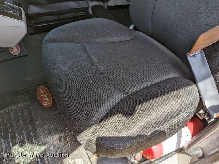 image for item MN9959 2018 Peterbilt 579  semi truck