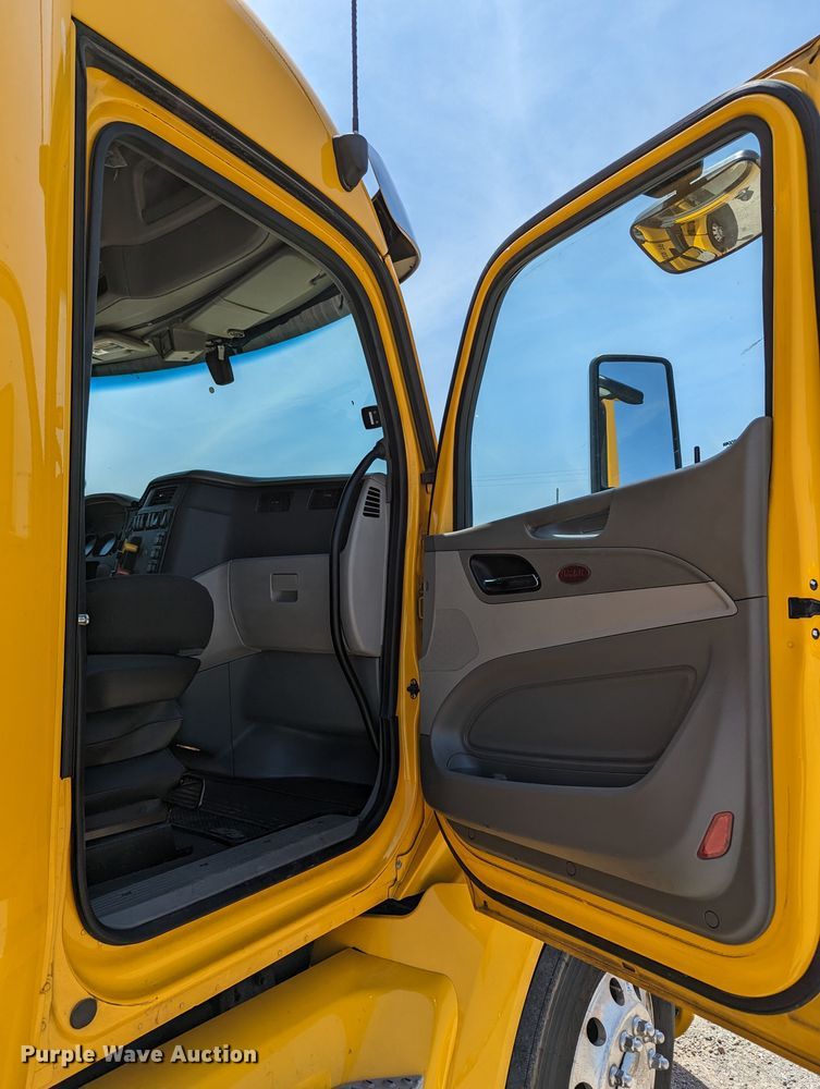 image for item MN9959 2018 Peterbilt 579  semi truck