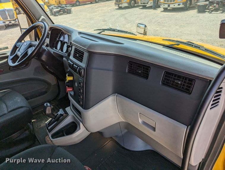 image for item MN9959 2018 Peterbilt 579  semi truck