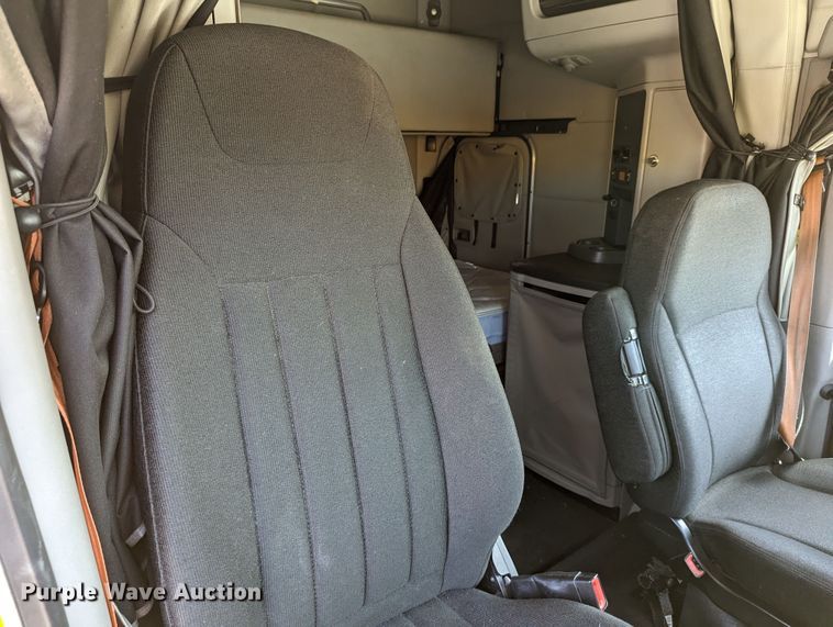 image for item MN9959 2018 Peterbilt 579  semi truck