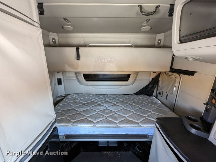 image for item MN9959 2018 Peterbilt 579  semi truck