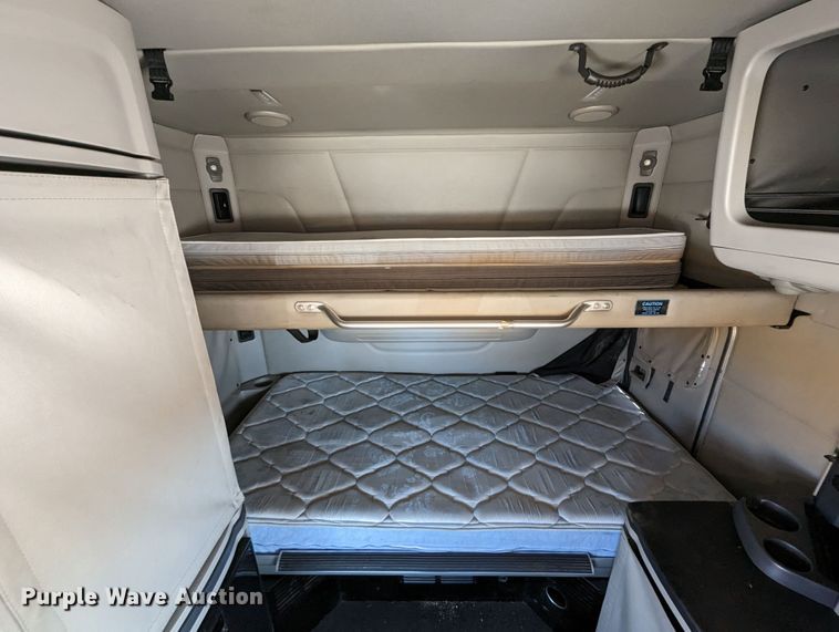 image for item MN9959 2018 Peterbilt 579  semi truck