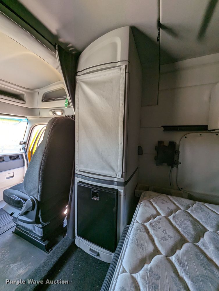 image for item MN9959 2018 Peterbilt 579  semi truck