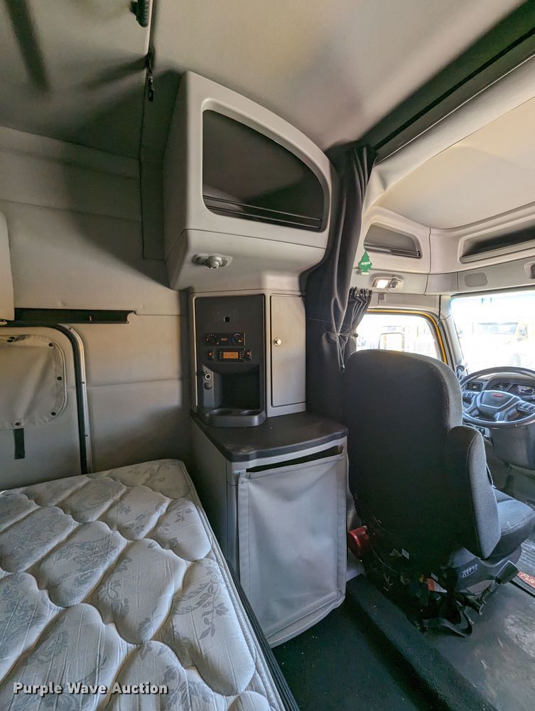 image for item MN9959 2018 Peterbilt 579  semi truck