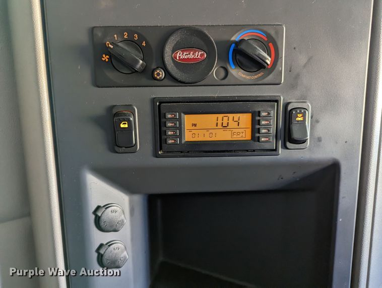 image for item MN9959 2018 Peterbilt 579  semi truck