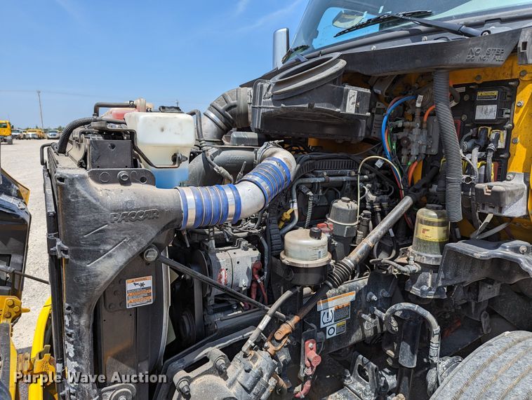 image for item MN9959 2018 Peterbilt 579  semi truck