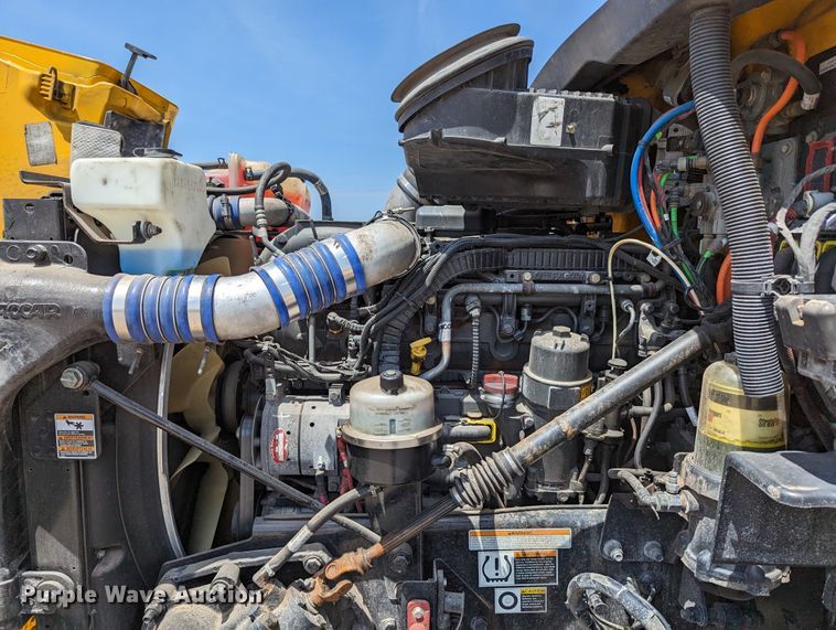 image for item MN9959 2018 Peterbilt 579  semi truck