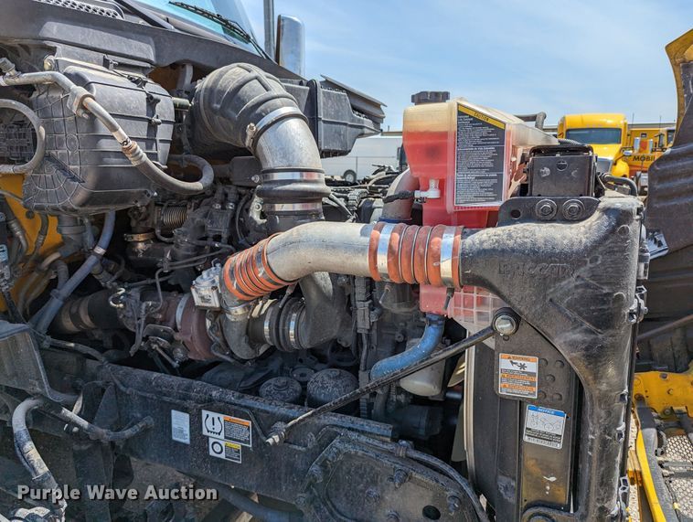 image for item MN9959 2018 Peterbilt 579  semi truck