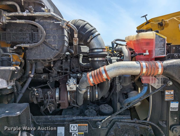 image for item MN9959 2018 Peterbilt 579  semi truck