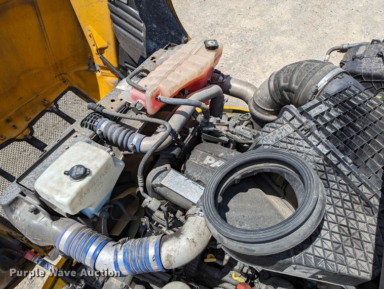 image for item MN9959 2018 Peterbilt 579  semi truck